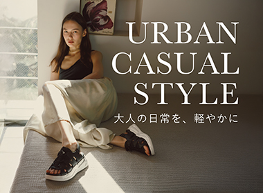 都会で過ごす毎日こそ、無理なく心地よく。上品でミニマル、そして長く歩いても疲れにくい一足を。スニーカーの安心感も、サンダルの軽やかさも、大人の装いにすっと馴染んで日常を整える。そんな“信頼できる足元”を揃えました。