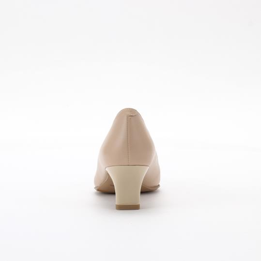 SHOES CONCIERGE｜【STORYwebセレクト】女らしい靴が、春の私と